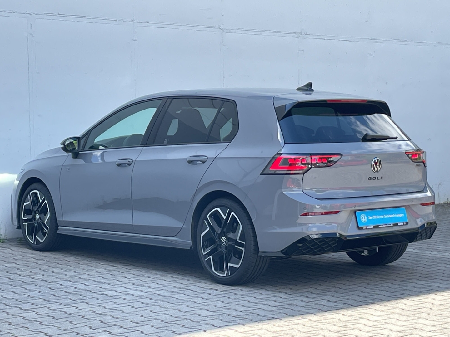 Golf VIII 1.5eTSI DSG R-Line AHK/Kamera/IQ.Light/HUD/Navi/ACC/App-Connect/