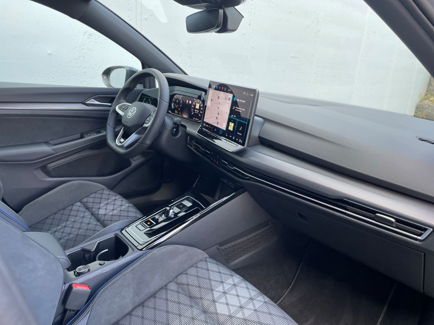 Golf VIII 1.5eTSI DSG R-Line AHK/Kamera/IQ.Light/HUD/Navi/ACC/App-Connect/