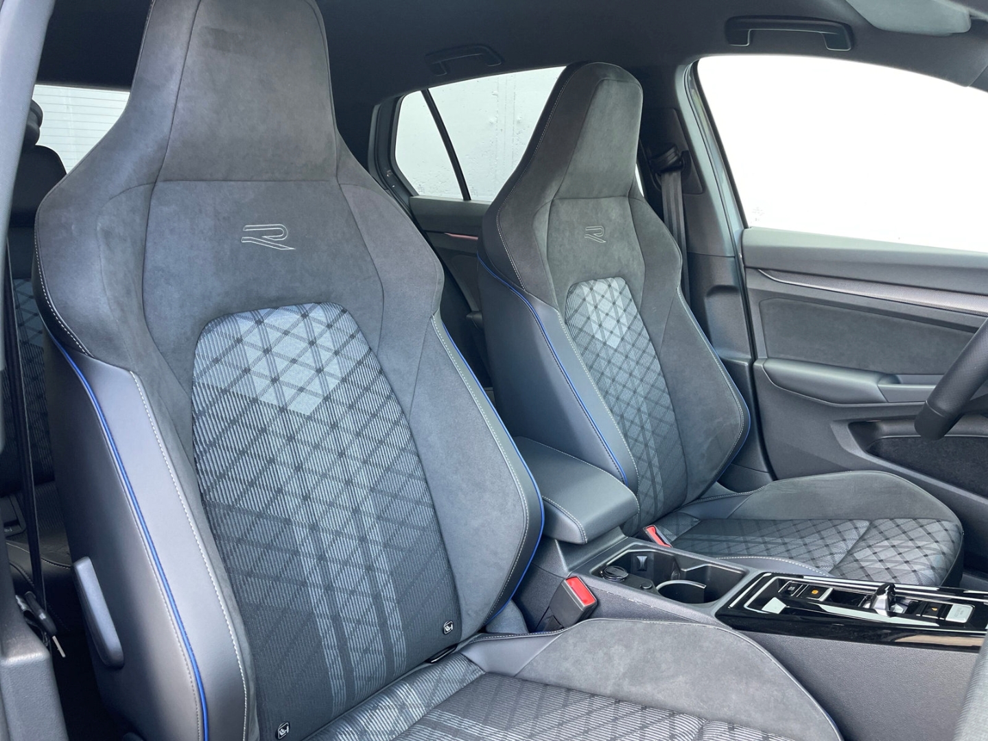 Golf VIII 1.5eTSI DSG R-Line AHK/Kamera/IQ.Light/HUD/Navi/ACC/App-Connect/