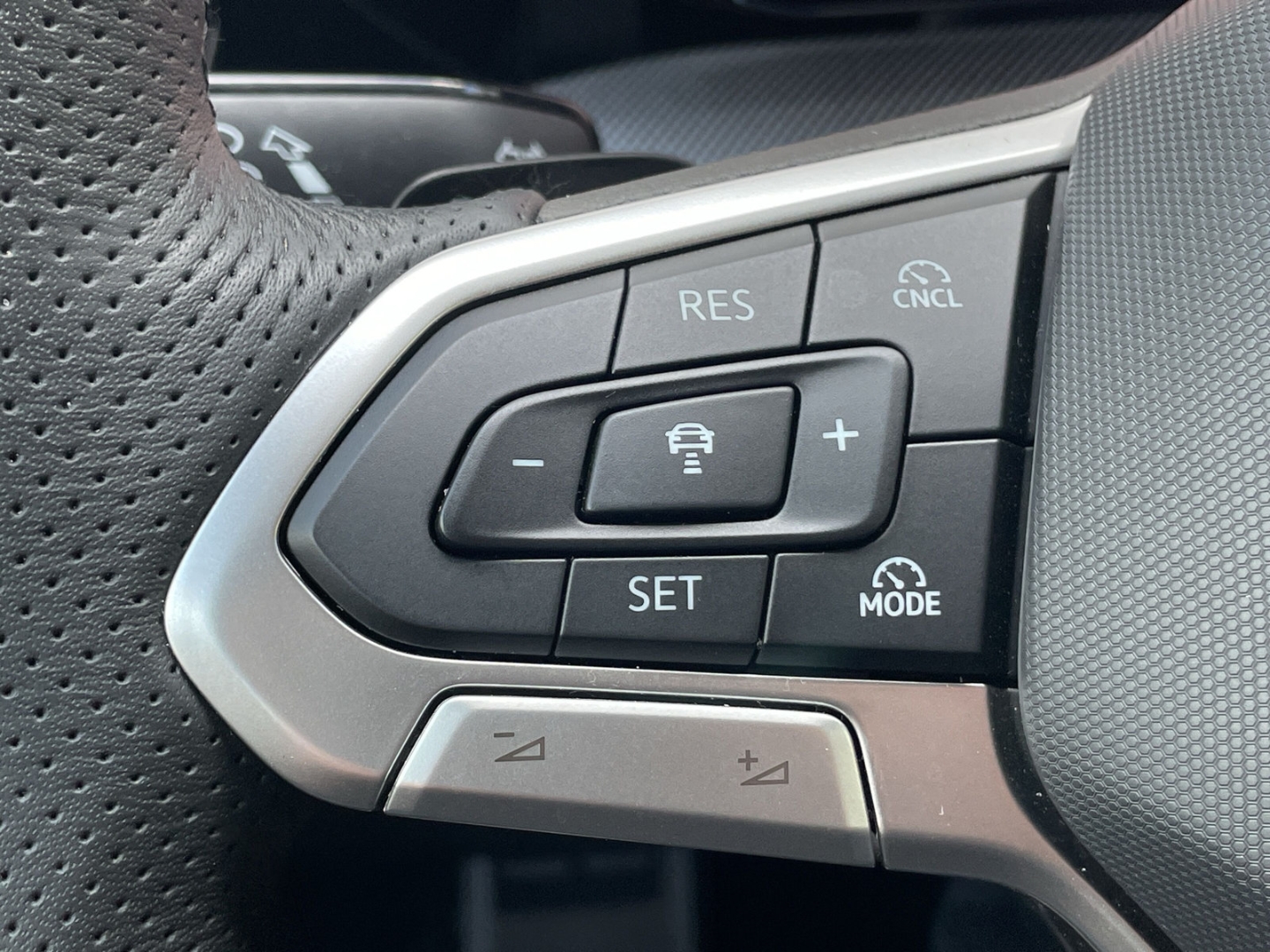 Golf VIII 1.5eTSI DSG R-Line AHK/Kamera/IQ.Light/HUD/Navi/ACC/App-Connect/