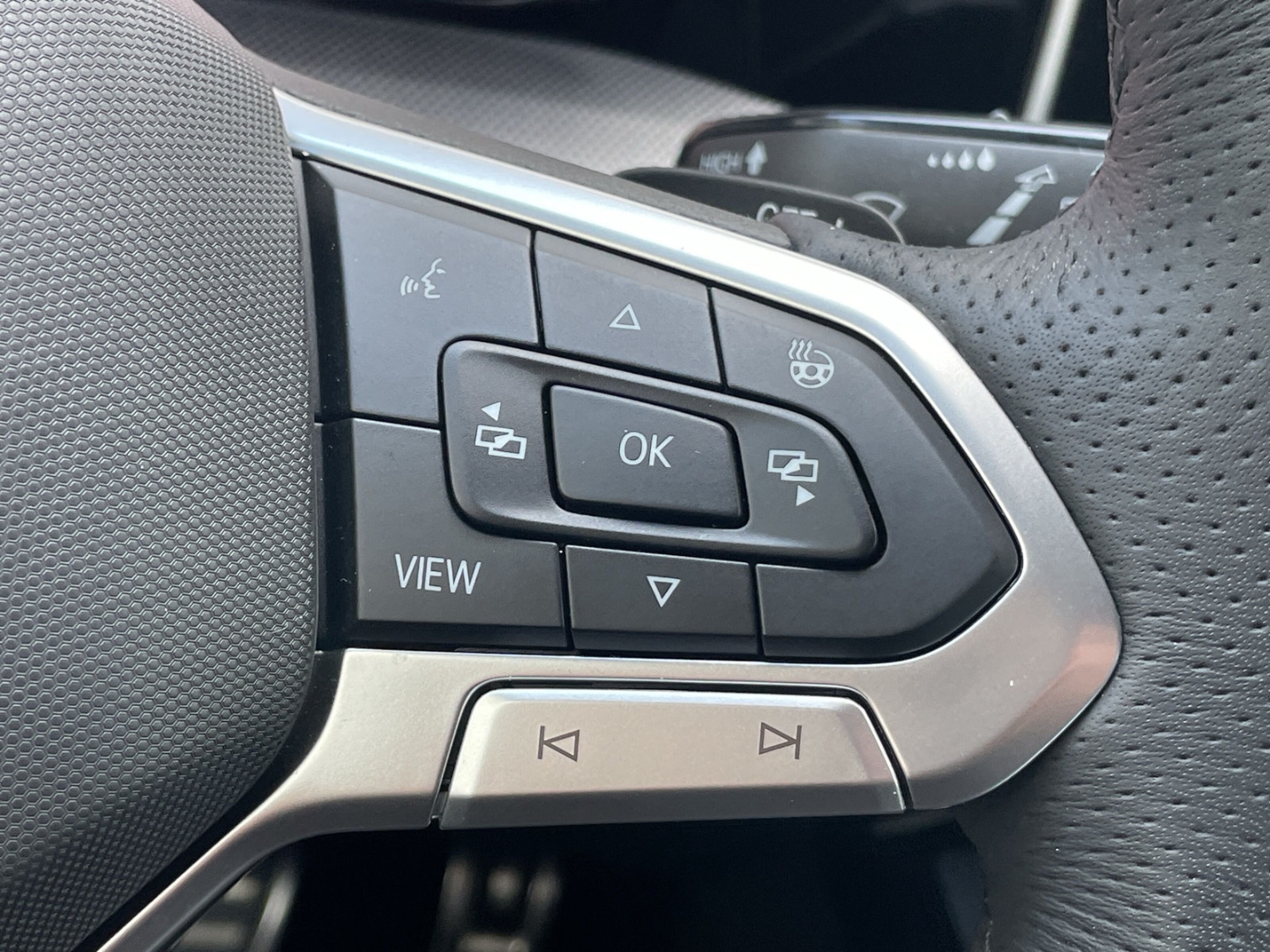 Golf VIII 1.5eTSI DSG R-Line AHK/Kamera/IQ.Light/HUD/Navi/ACC/App-Connect/