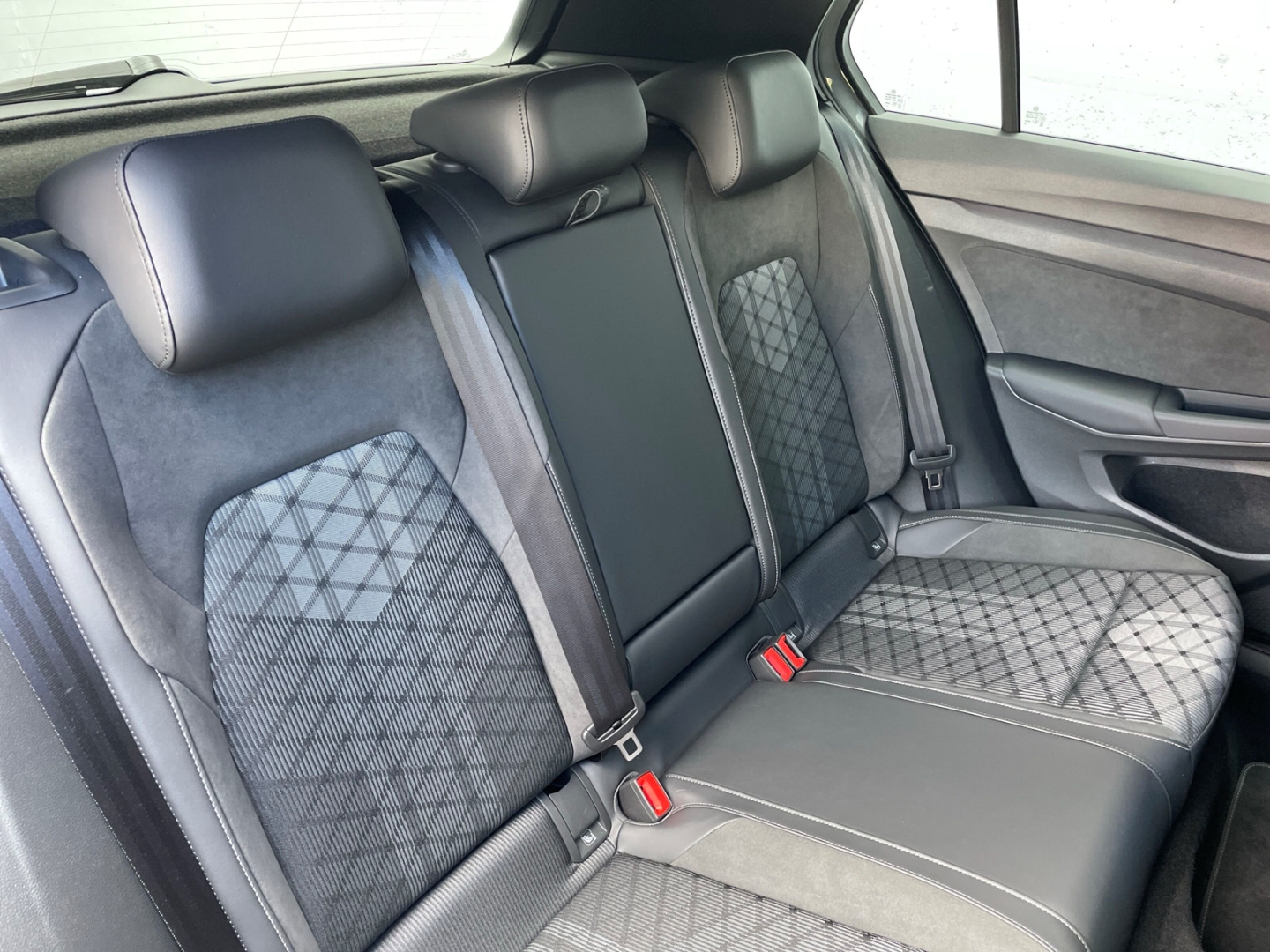Golf VIII 1.5eTSI DSG R-Line AHK/Kamera/IQ.Light/HUD/Navi/ACC/App-Connect/