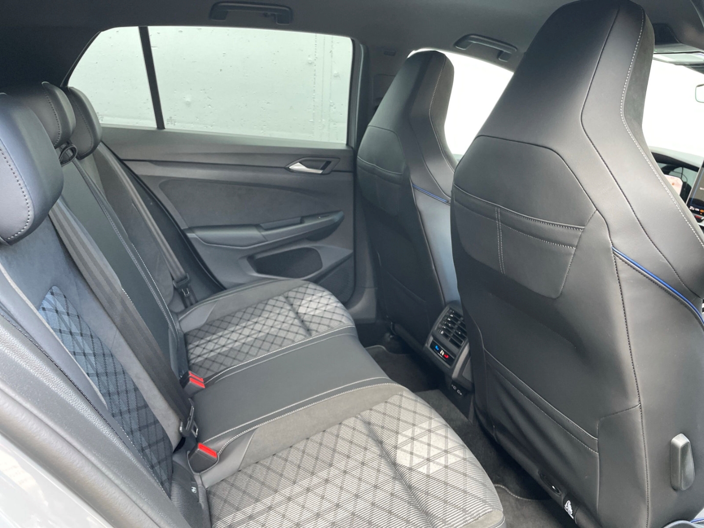 Golf VIII 1.5eTSI DSG R-Line AHK/Kamera/IQ.Light/HUD/Navi/ACC/App-Connect/