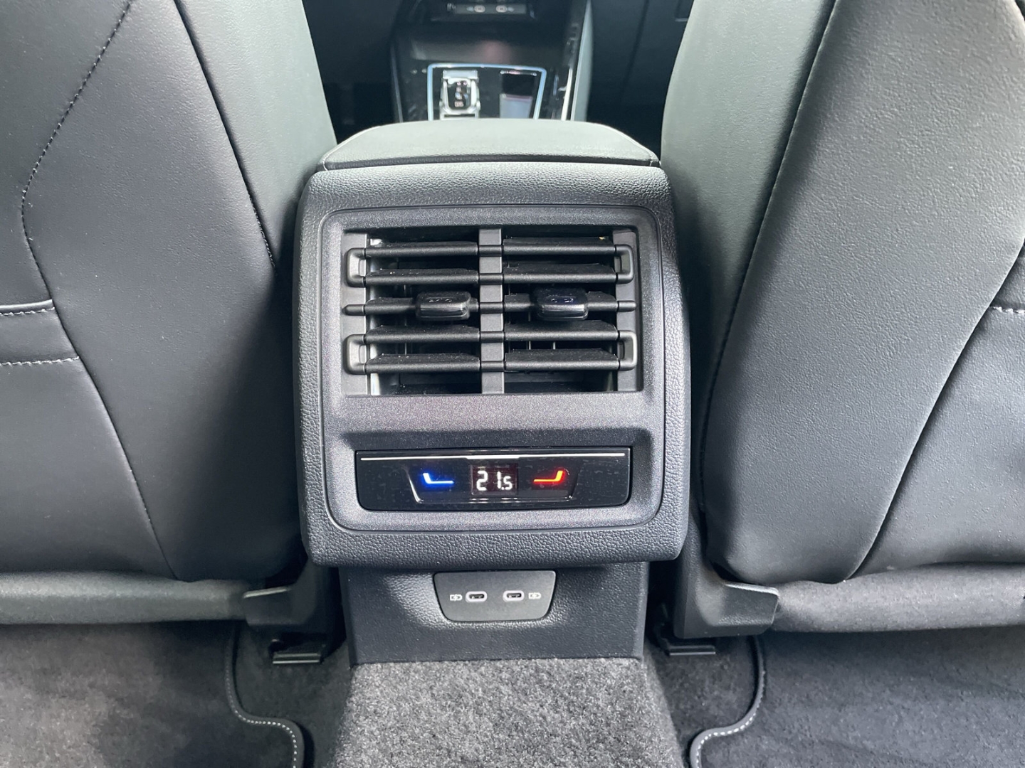 Golf VIII 1.5eTSI DSG R-Line AHK/Kamera/IQ.Light/HUD/Navi/ACC/App-Connect/