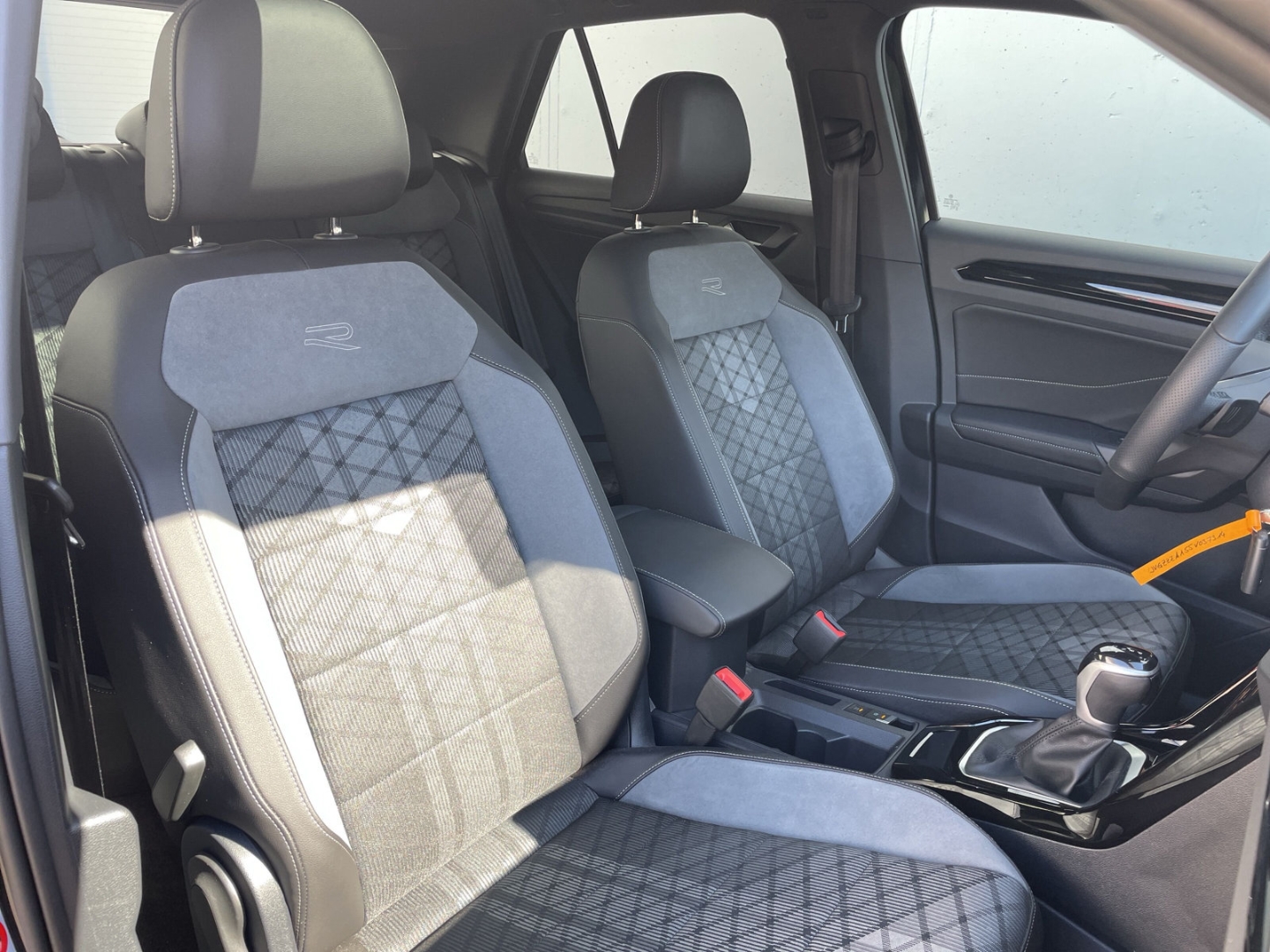 T-Roc 1.5 TSI DSG R-Line Pano/Kamera/IQ.LIGHT/ACC/Navi/App-Connect