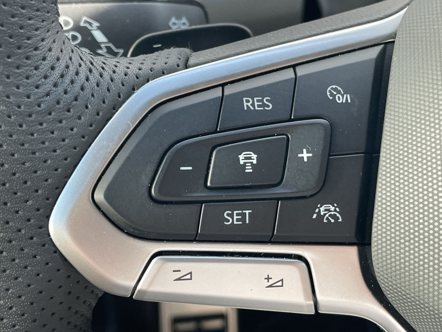 T-Roc 1.5 TSI DSG R-Line Pano/Kamera/IQ.LIGHT/ACC/Navi/App-Connect
