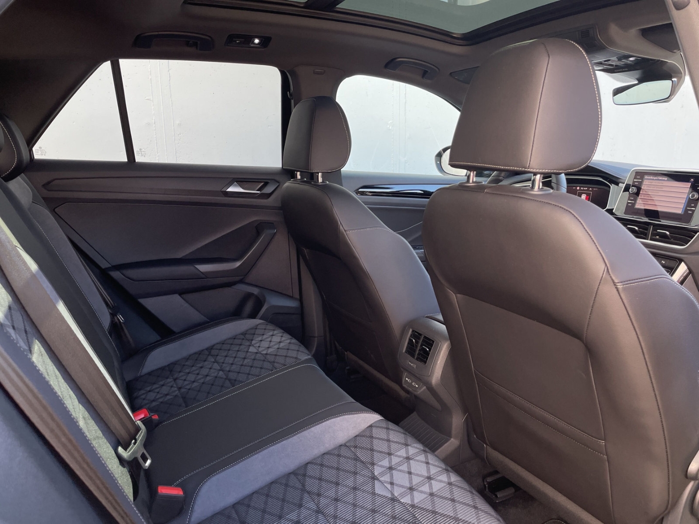 T-Roc 1.5 TSI DSG R-Line Pano/Kamera/IQ.LIGHT/ACC/Navi/App-Connect