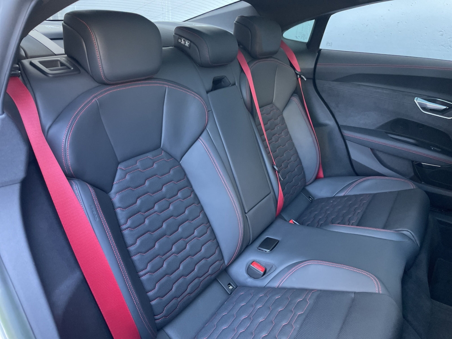RS e-tron GT quattro AIR/B&O/HUD/Pano/Sitzbelüft/ACC/Matrix/Navi/Carbon/Sitzbelüftung/Wärmepumpe