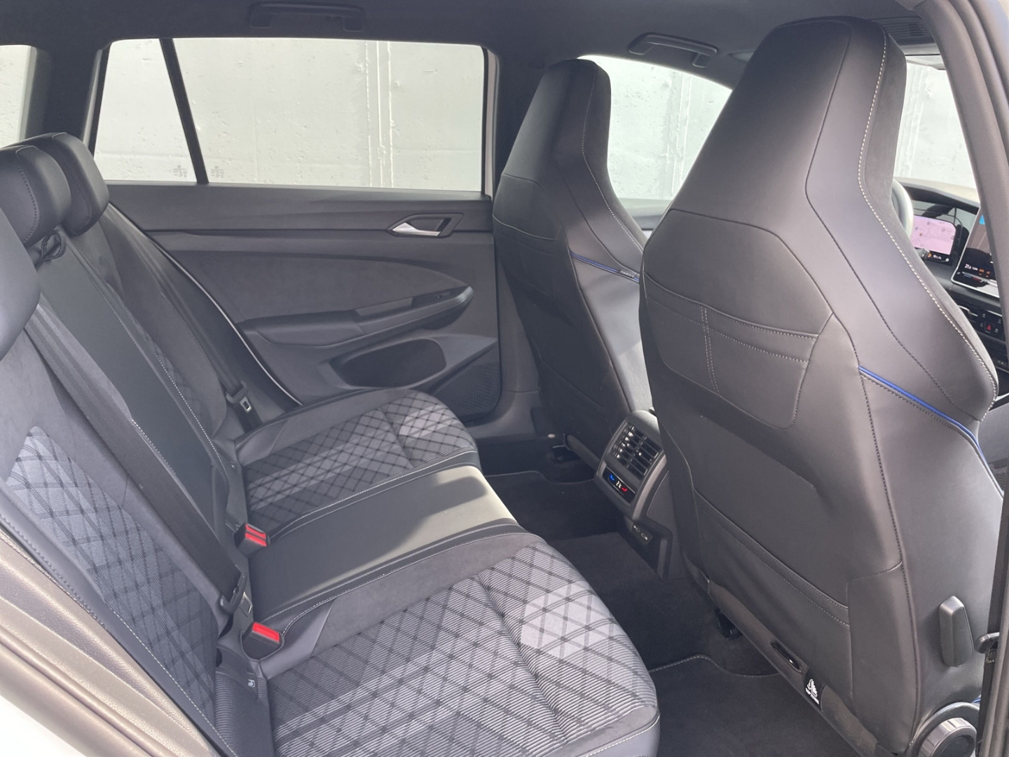 Golf Variant VIII 1.5eTSI DSG R-Line Black Style AHK/ACC/App-Connect/Navi/LED Plus/Kamera