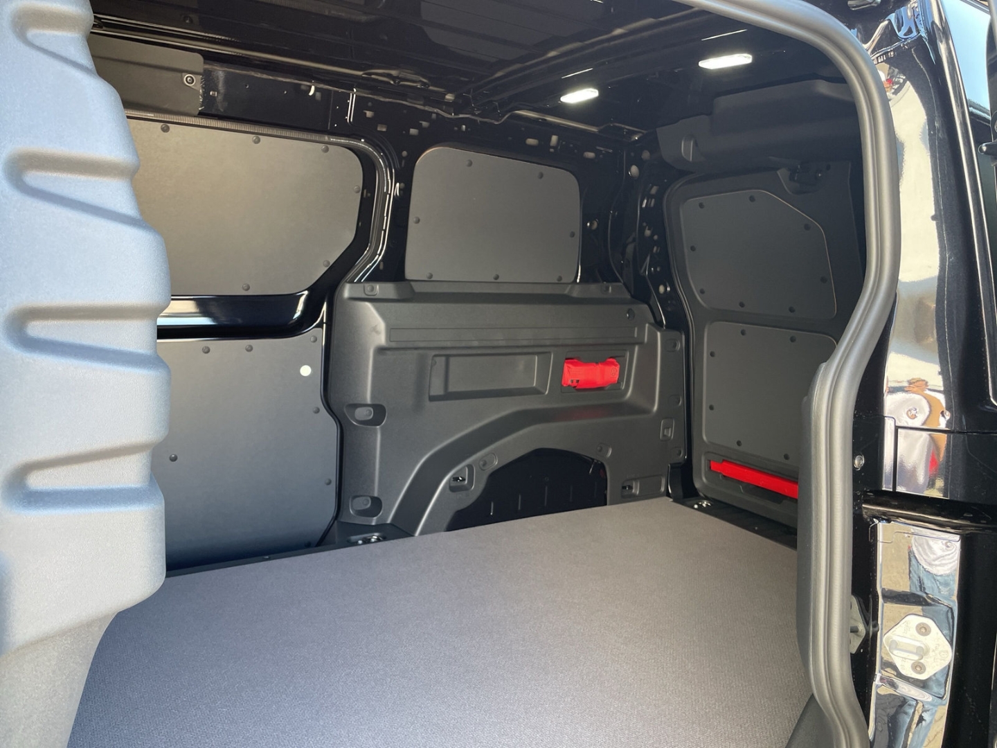 ID. Buzz Cargo Pro 4MOTION AHK/360°Kamera/ACC/Travel/Spurwechsel/Navi/App-Connect/Sitzhzg