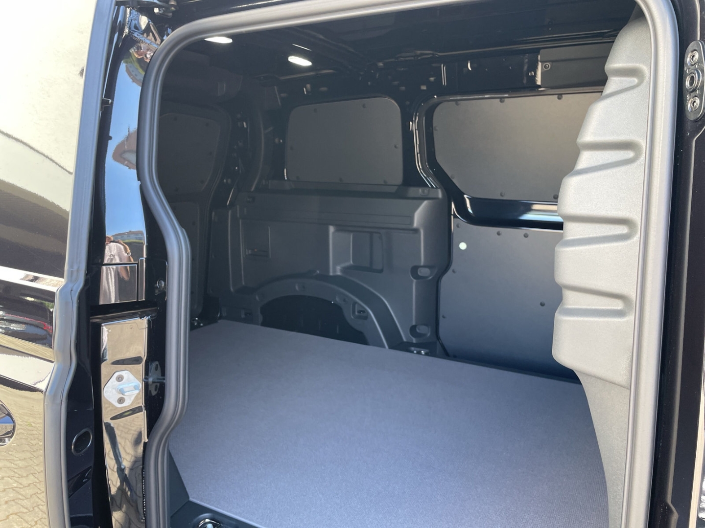 ID. Buzz Cargo Pro 4MOTION AHK/360°Kamera/ACC/Travel/Spurwechsel/Navi/App-Connect/Sitzhzg