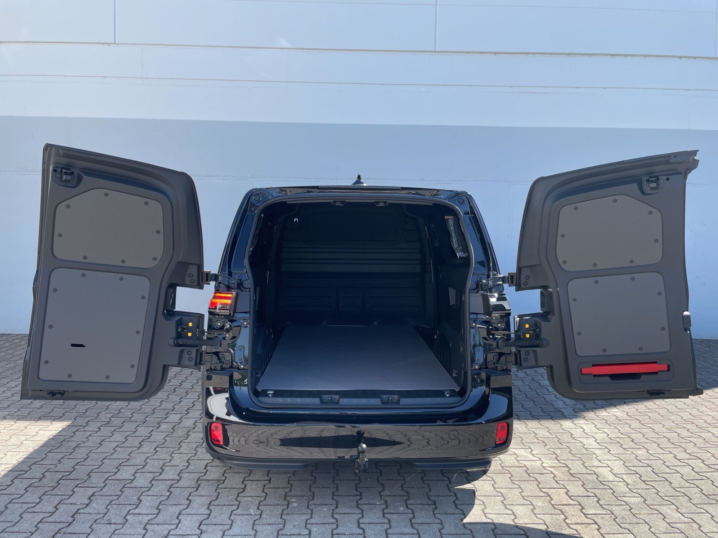 ID. Buzz Cargo Pro 4MOTION AHK/360°Kamera/ACC/Travel/Spurwechsel/Navi/App-Connect/Sitzhzg