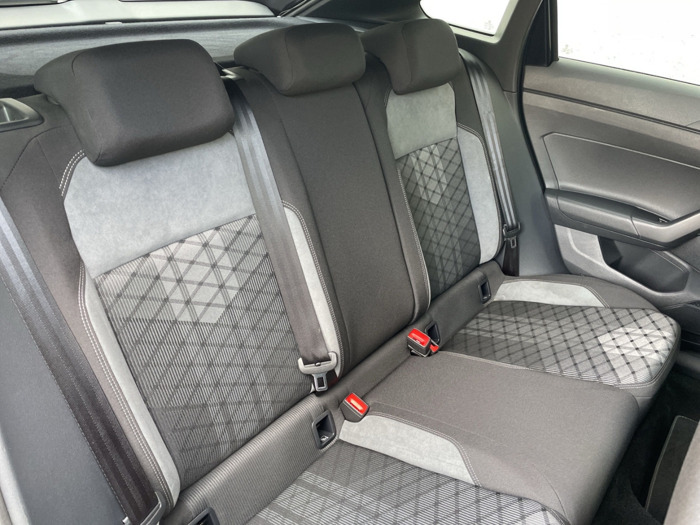Taigo 1.5 TSI DSG R-Line Kamera/AHK/Navi Pro/ACC/App-Connect/ Sportpaket AHK-abnehmbar
