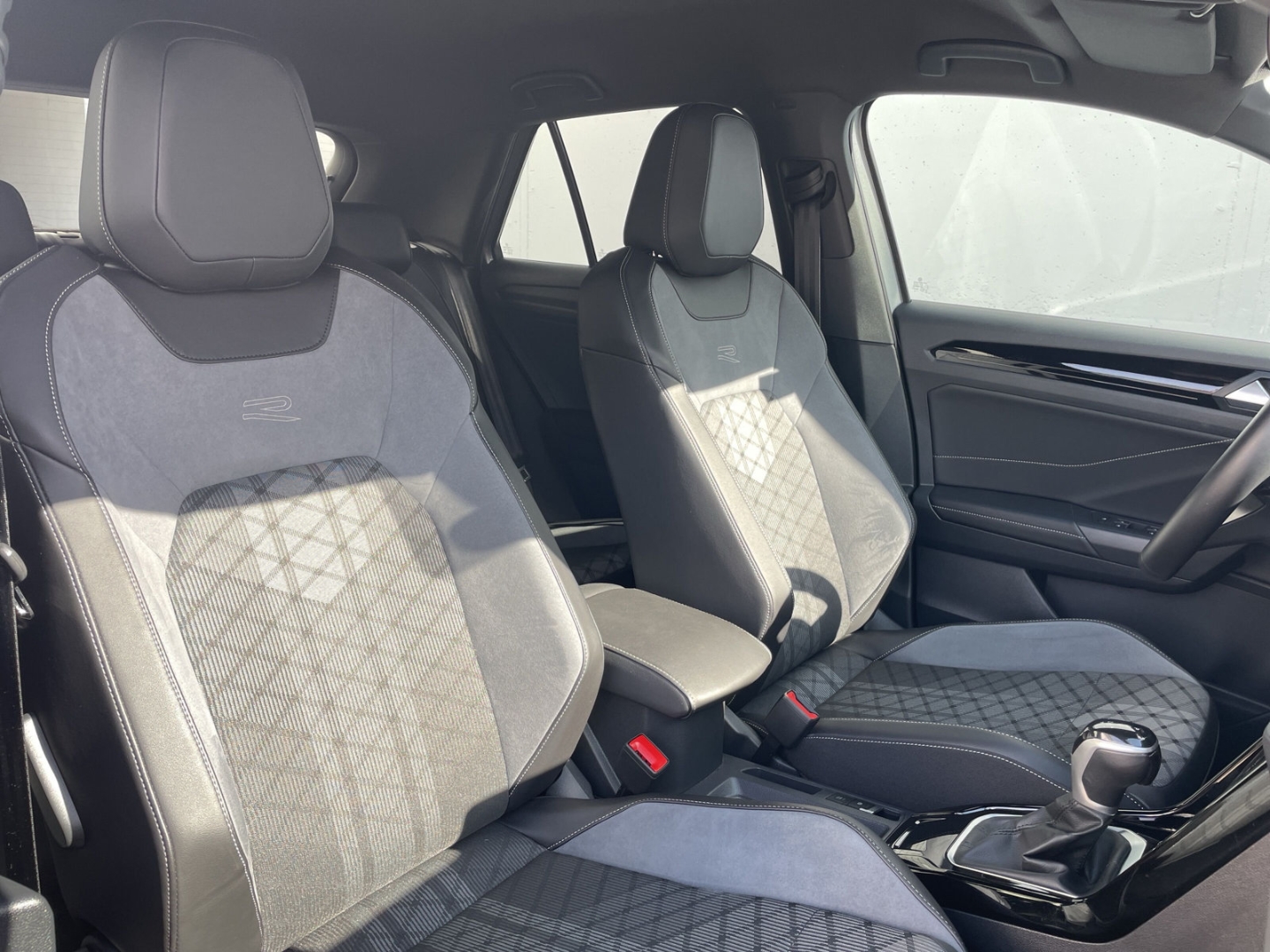 T-Roc 1.5 TSI DSG R-Line Black Style AHK/Matrix/Kamera/ACC/Navi/el.Heckklappe