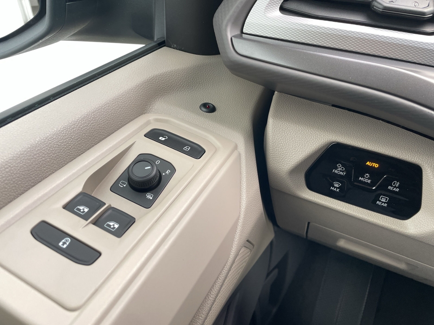 T7 Multivan 2.0 TDI DSG lang LED/Kamera/Navi/GRA/App-Connect/Sitzhzg