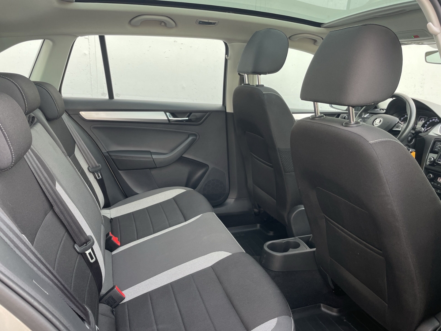 Rapid Spaceback 1.4 TSI DSG Ambition AHK/Pano/Xenon/PDC/SmartLink/GRA/Sitzhzg/