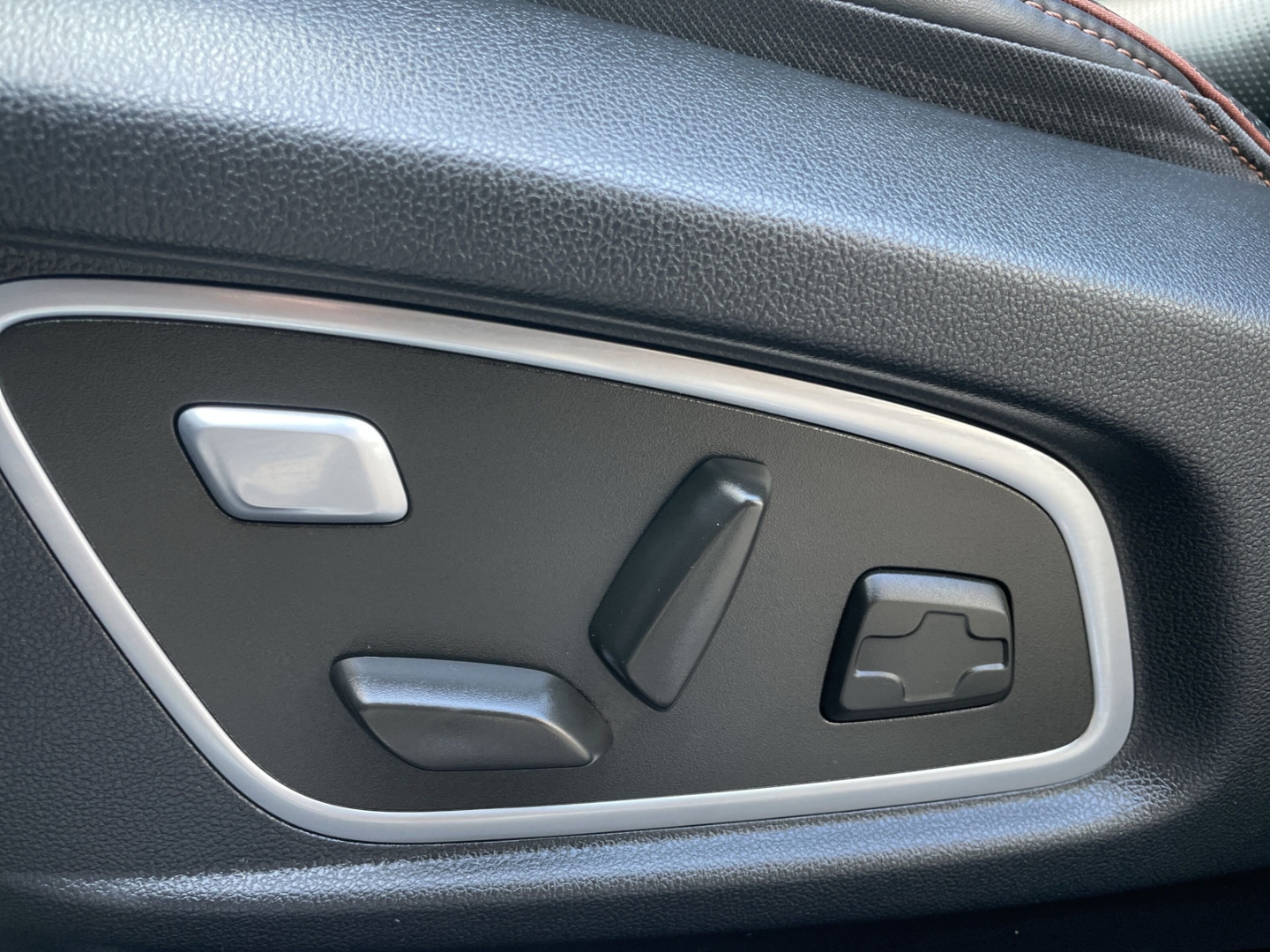 Koleos TCe Initiale Paris Pano/Kamera/Bose/AHK/Navi/Keyless/el.Heckklappe/Full LED/Massage/ACC