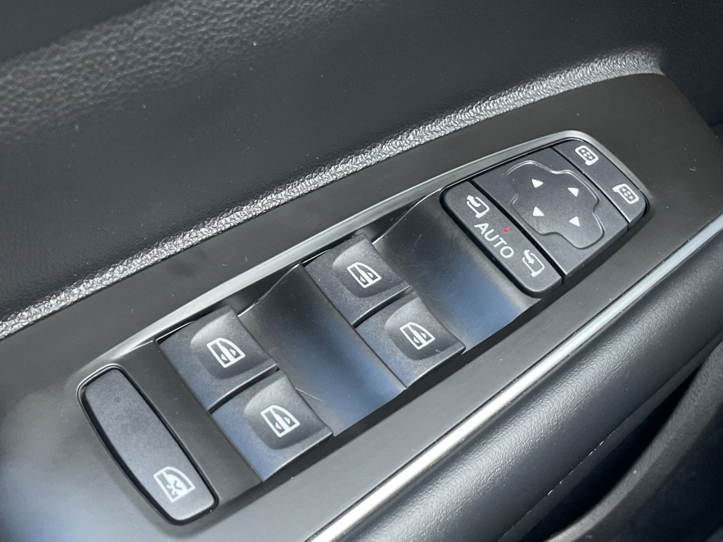 Koleos TCe Initiale Paris Pano/Kamera/Bose/AHK/Navi/Keyless/el.Heckklappe/Full LED/Massage/ACC