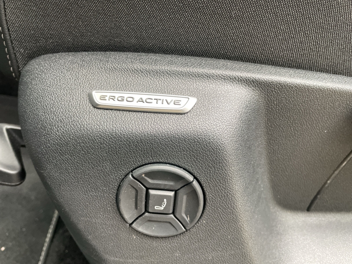 Tiguan 2.0 TDI DSG R-Line Matrix/AHK/360°Kamera/Navi/HUD/ACC/Travel Assist/HUD/
