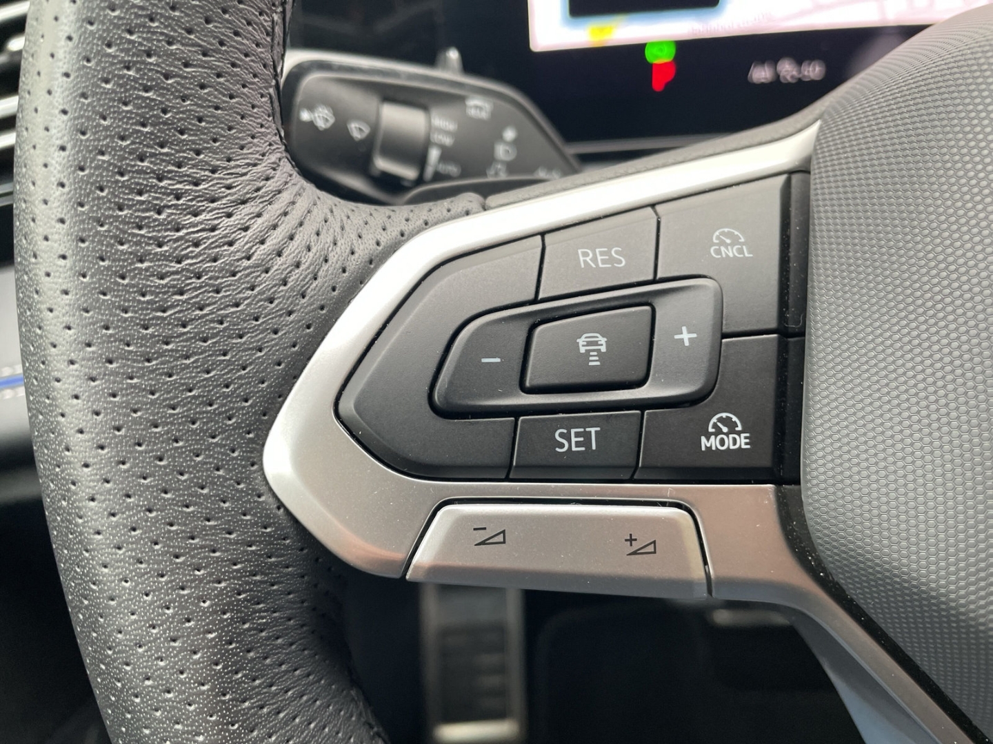 Tiguan 2.0 TDI DSG R-Line Matrix/AHK/360°Kamera/Navi/HUD/ACC/Travel Assist/HUD/