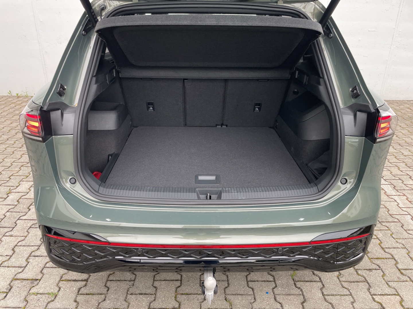 Tiguan 2.0 TDI DSG R-Line Matrix/AHK/360°Kamera/Navi/HUD/ACC/Travel Assist/HUD/