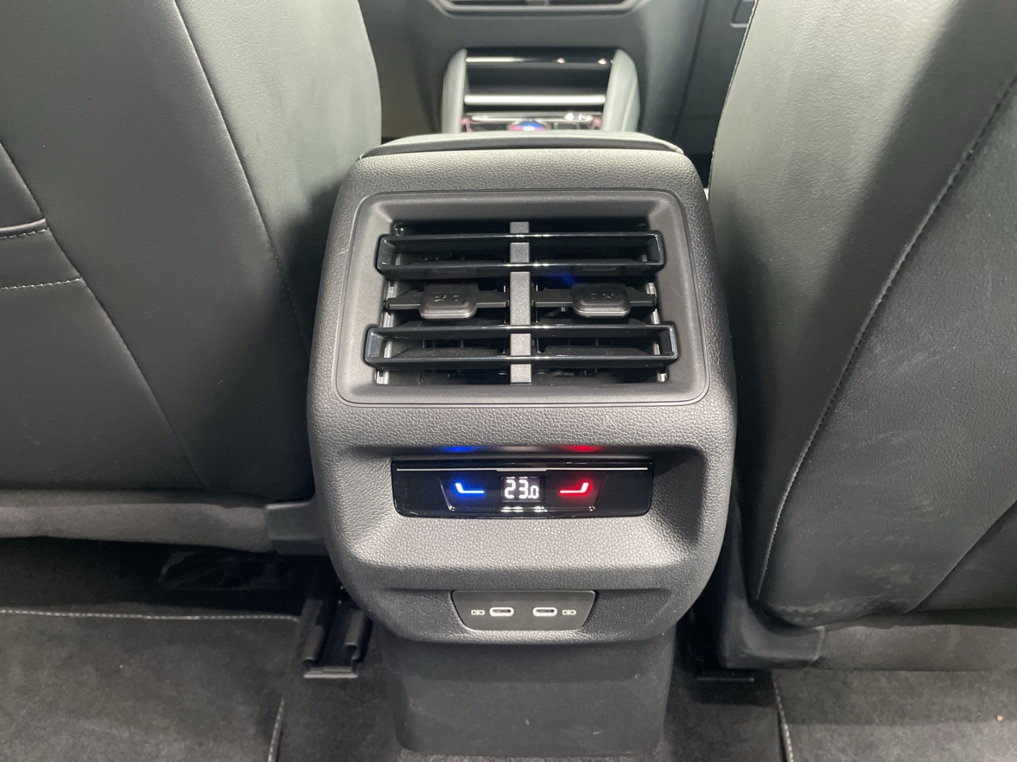 Tiguan 2.0 TDI DSG R-Line Matrix/AHK/360°Kamera/Navi/HUD/ACC/Travel Assist/HUD/