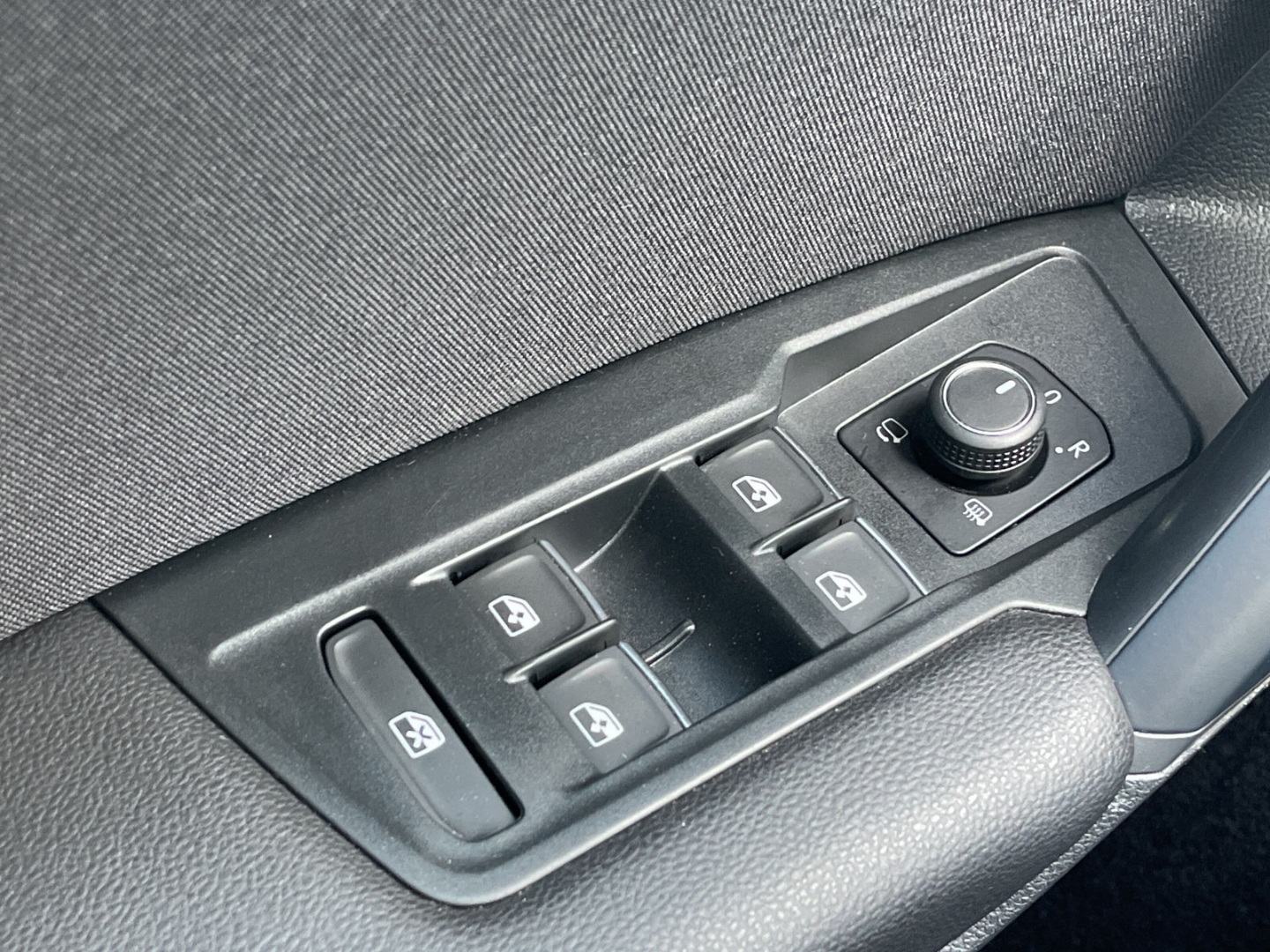 Tiguan 1.5TSI DSG Elegance AHK/Kamera/Matrix/ACC/Keyless/el.Heckklappe/App-Connect/Navi/