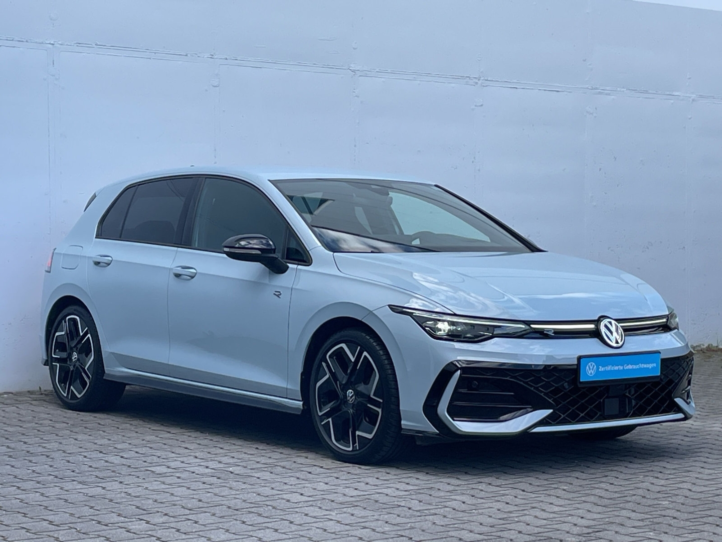 Golf VIII 1.5 eTSI DSG R-Line Black Style Matrix/AHK/HUD/Kamera/Navi/App-Connect/ACC