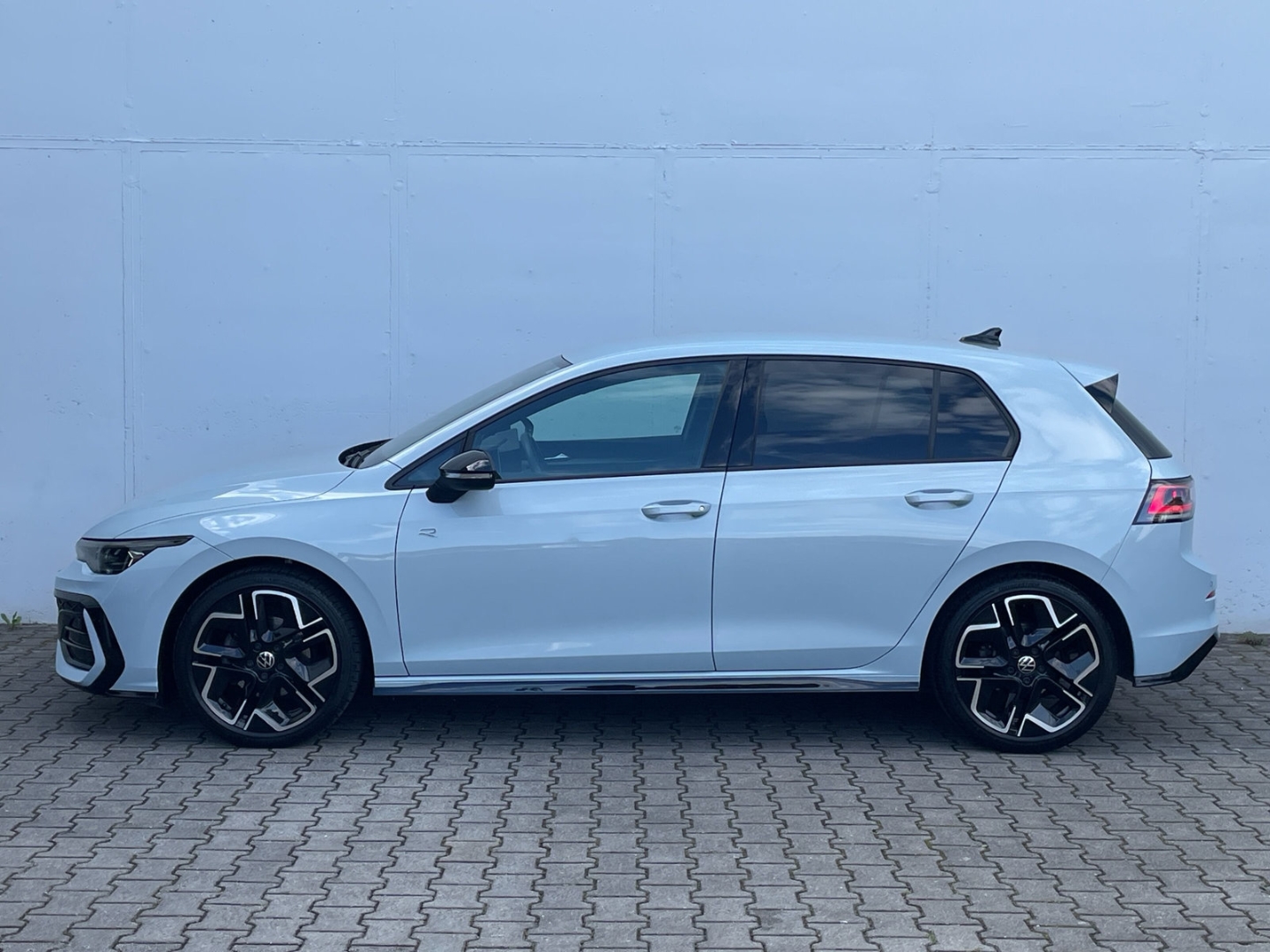 Golf VIII 1.5 eTSI DSG R-Line Black Style Matrix/AHK/HUD/Kamera/Navi/App-Connect/ACC