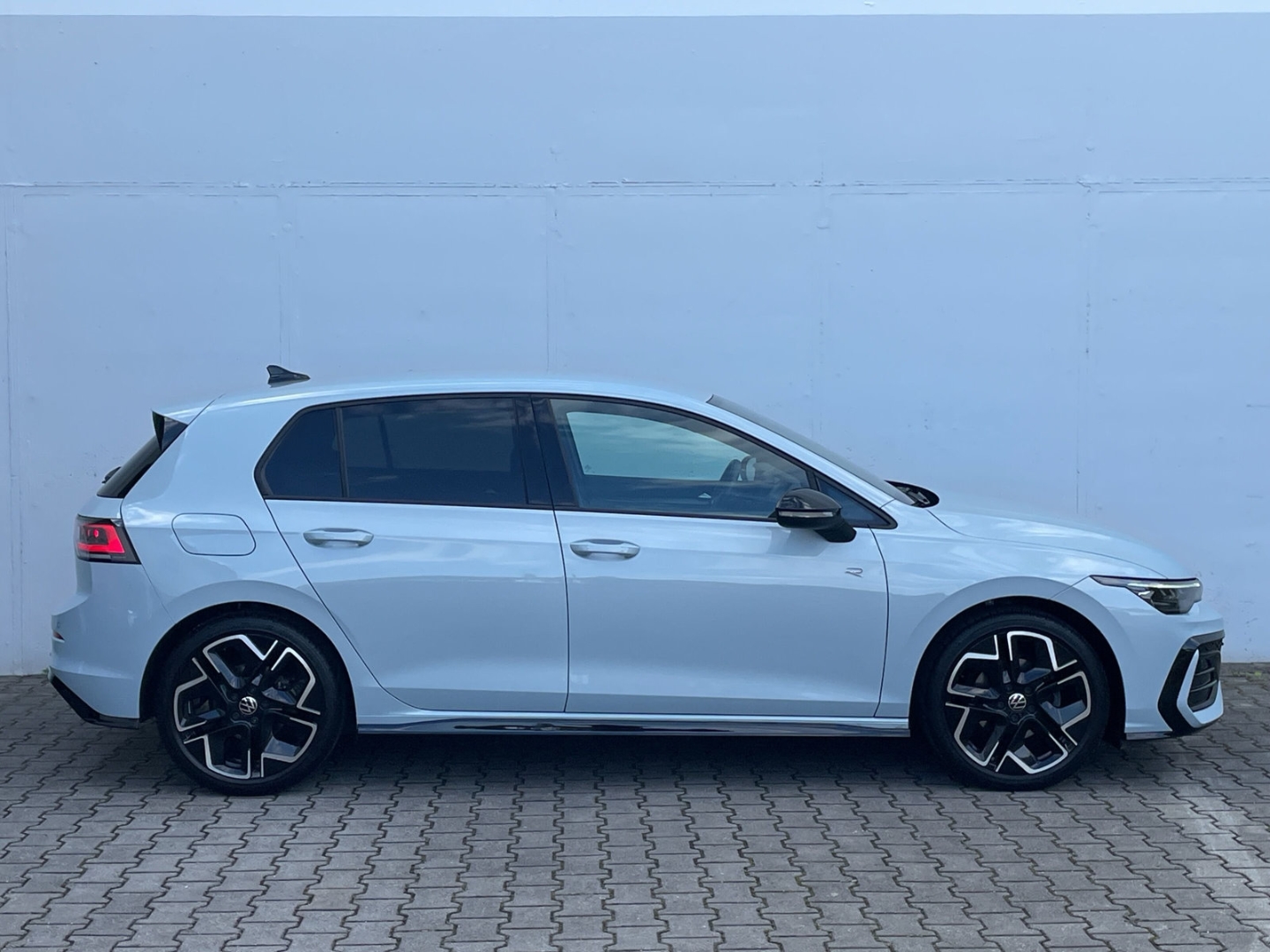 Golf VIII 1.5 eTSI DSG R-Line Black Style Matrix/AHK/HUD/Kamera/Navi/App-Connect/ACC