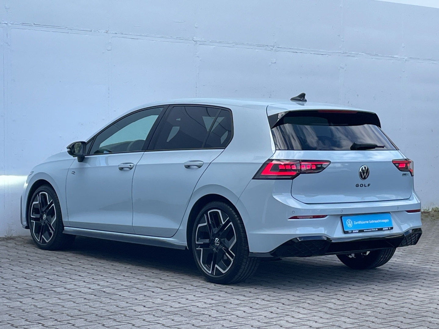 Golf VIII 1.5 eTSI DSG R-Line Black Style Matrix/AHK/HUD/Kamera/Navi/App-Connect/ACC