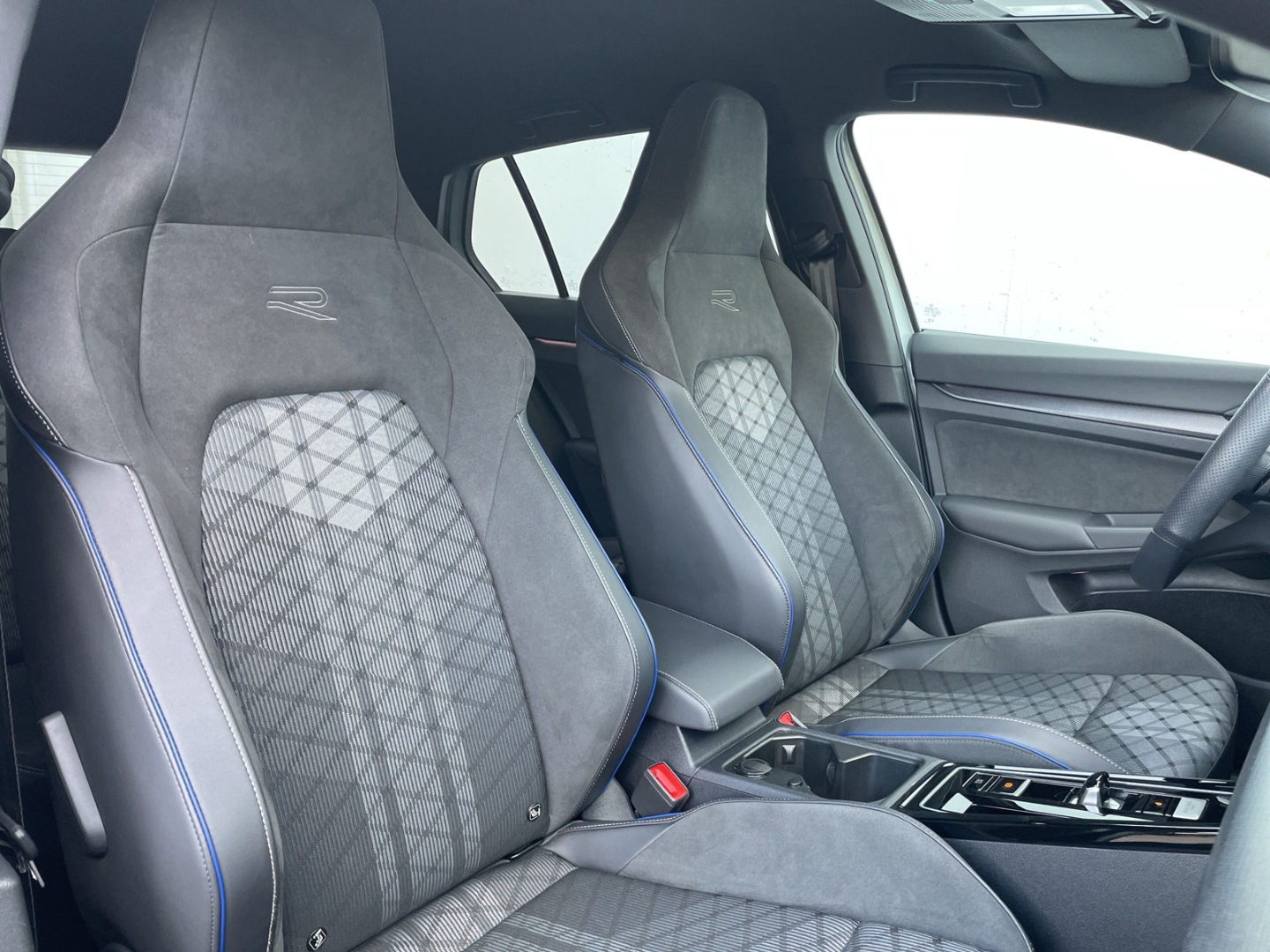 Golf VIII 1.5 eTSI DSG R-Line Black Style Matrix/AHK/HUD/Kamera/Navi/App-Connect/ACC
