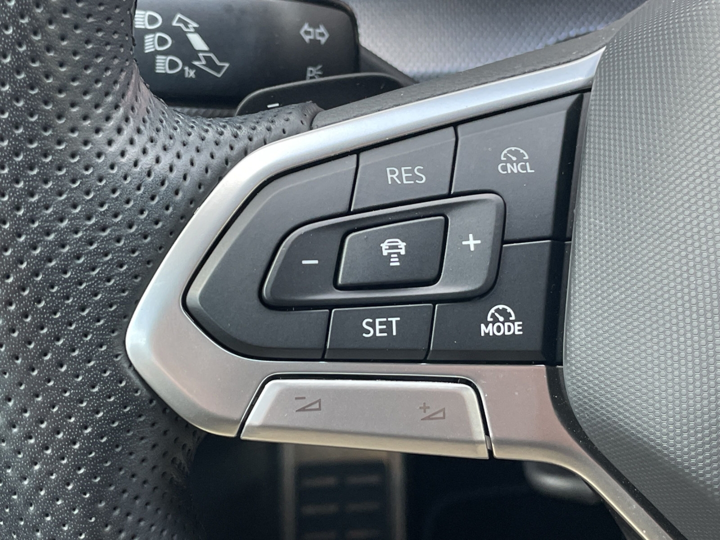 Golf VIII 1.5 eTSI DSG R-Line Black Style Matrix/AHK/HUD/Kamera/Navi/App-Connect/ACC