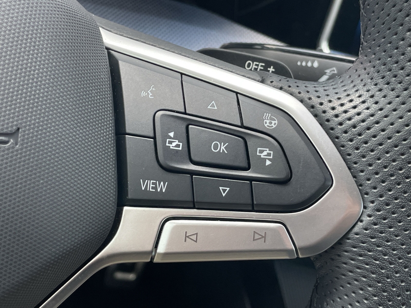 Golf VIII 1.5 eTSI DSG R-Line Black Style Matrix/AHK/HUD/Kamera/Navi/App-Connect/ACC