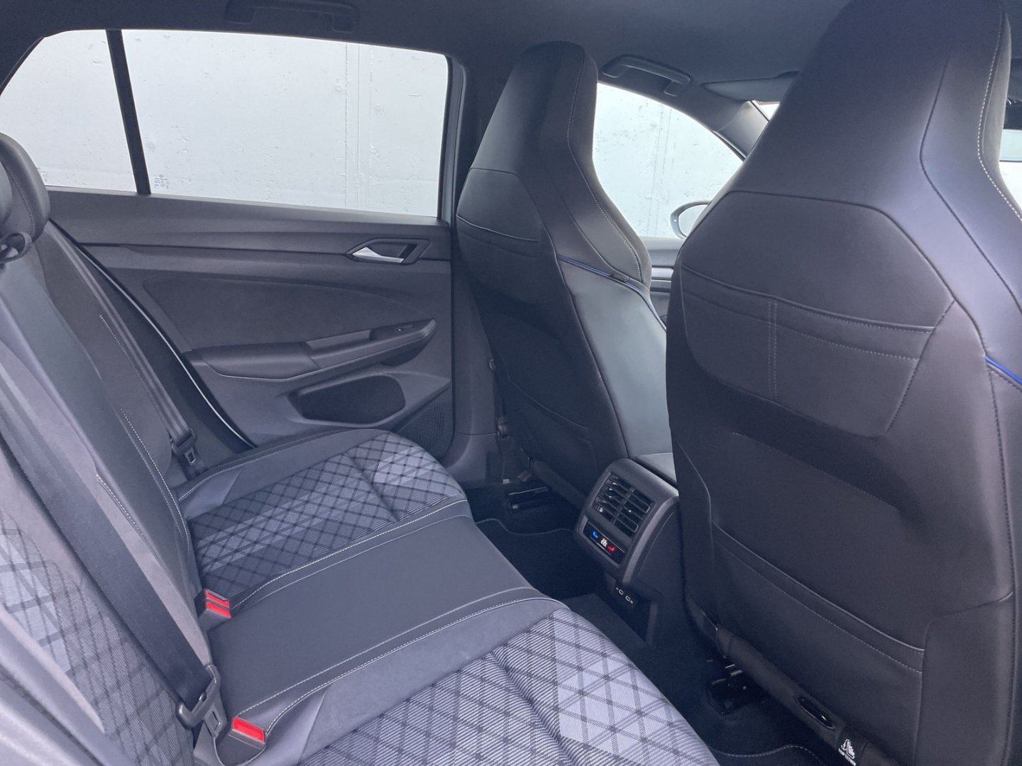 Golf VIII 1.5 eTSI DSG R-Line Black Style Matrix/AHK/HUD/Kamera/Navi/App-Connect/ACC