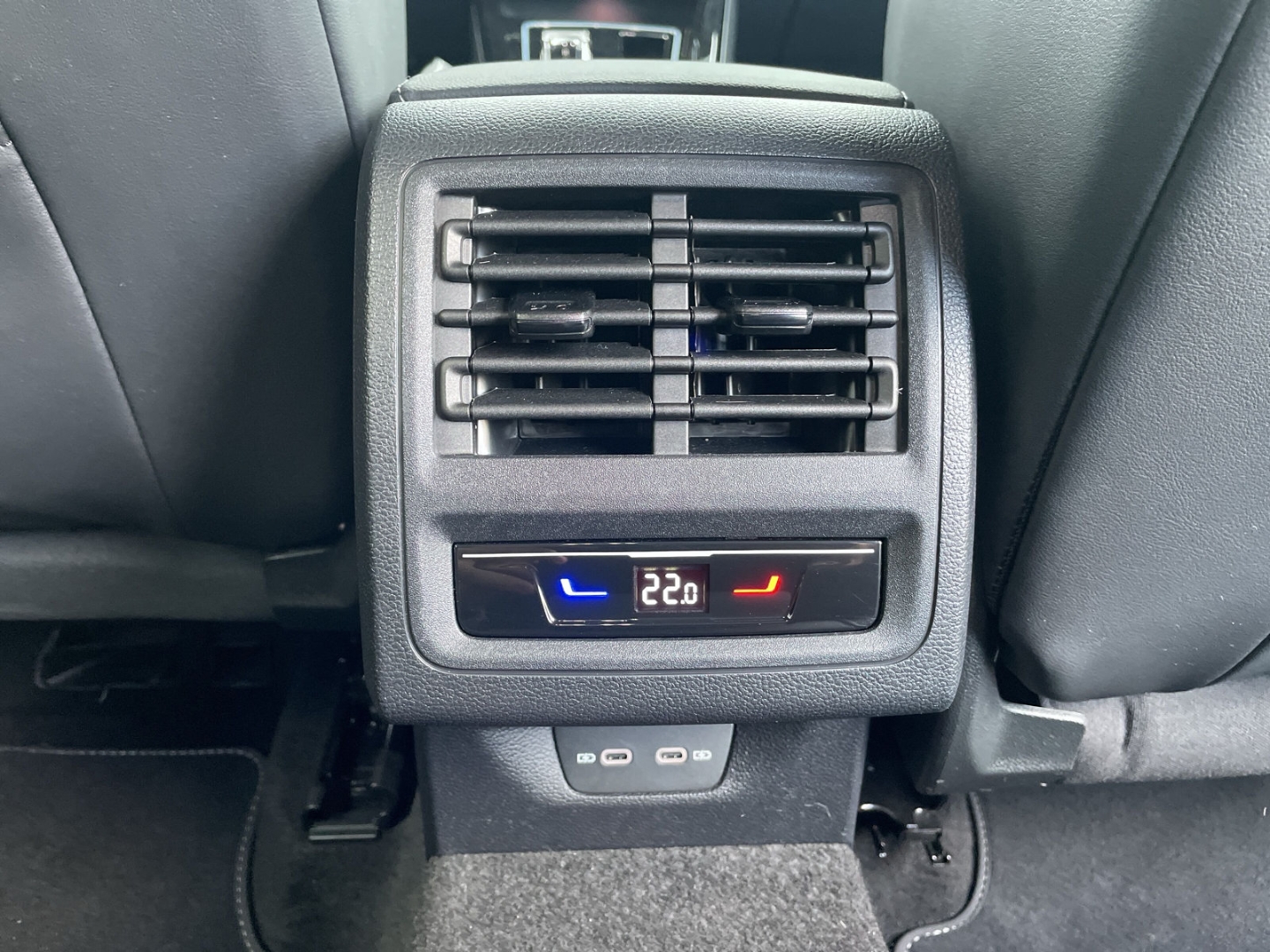 Golf VIII 1.5 eTSI DSG R-Line Black Style Matrix/AHK/HUD/Kamera/Navi/App-Connect/ACC