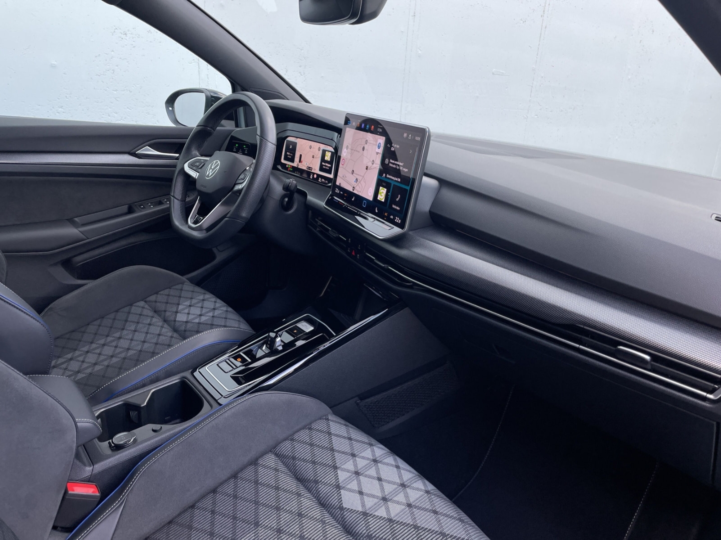 Golf VIII 1.5 eTSI DSG R-Line Black Style Matrix/AHK/HUD/Kamera/Navi/App-Connect/ACC