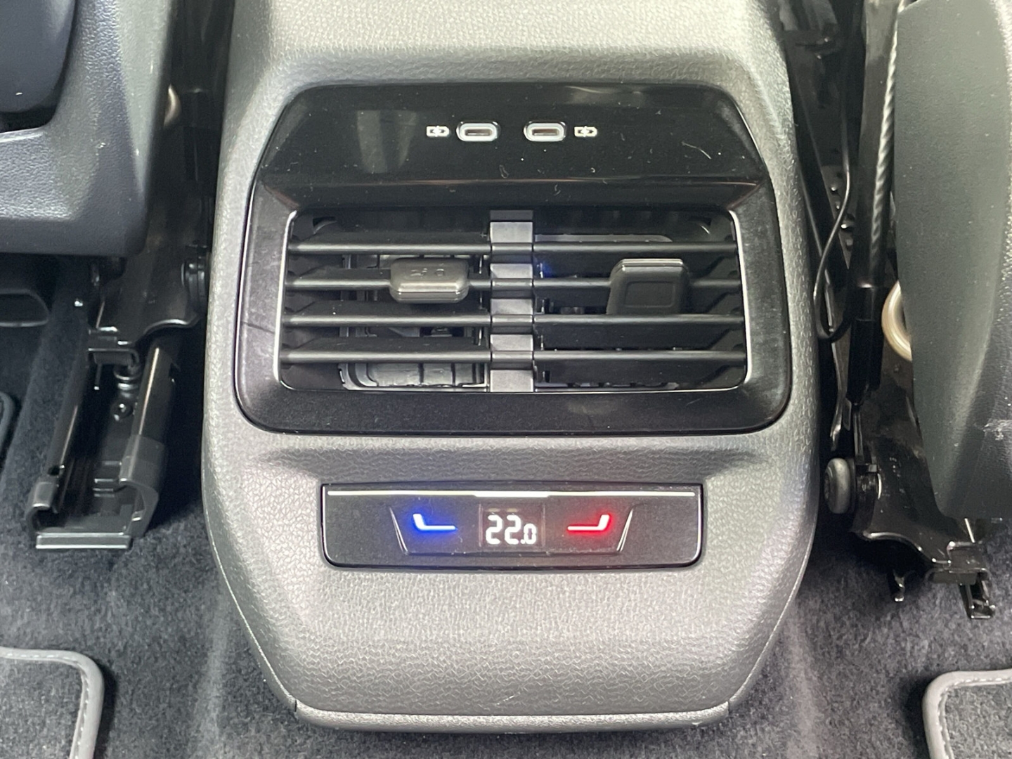 ID.4 Pro Performance AHK/HUD/Kamera/DCC/Keyless/Navi/App-Connect/Velours/21''/