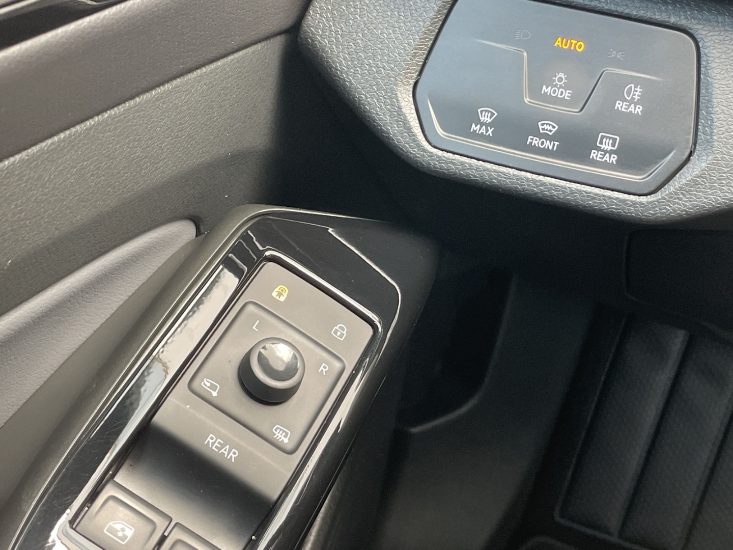 ID.4 Pro Performance AHK/HUD/Kamera/DCC/Keyless/Navi/App-Connect/Velours/21''/