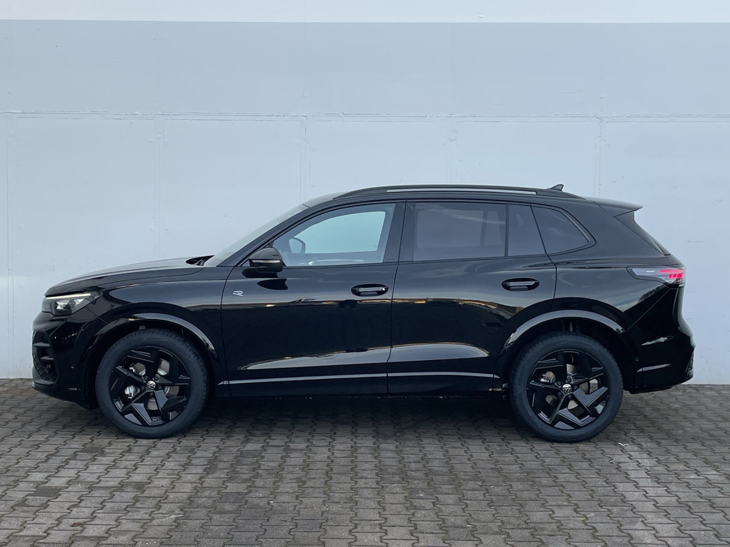 Tiguan 2.0 TDI R-Line Black Style AHK/360°Kamera/IQ.LIGHT/Navi/App-Connect