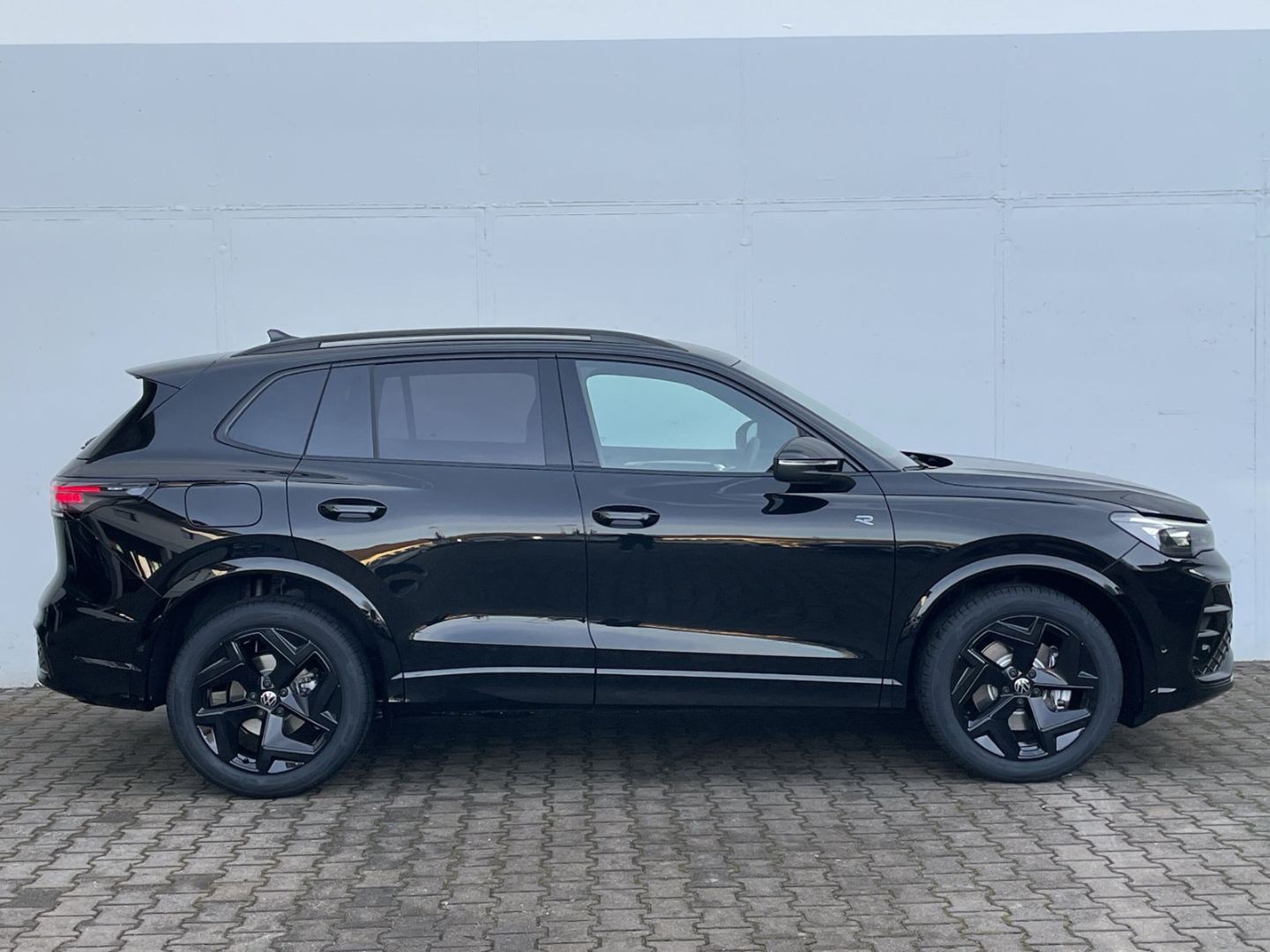 Tiguan 2.0 TDI R-Line Black Style AHK/360°Kamera/IQ.LIGHT/Navi/App-Connect