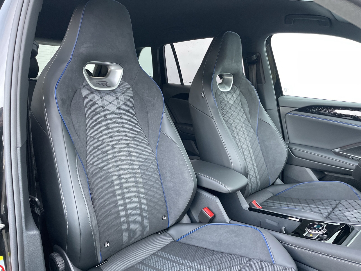 Tiguan 2.0 TDI R-Line Black Style AHK/360°Kamera/IQ.LIGHT/Navi/App-Connect