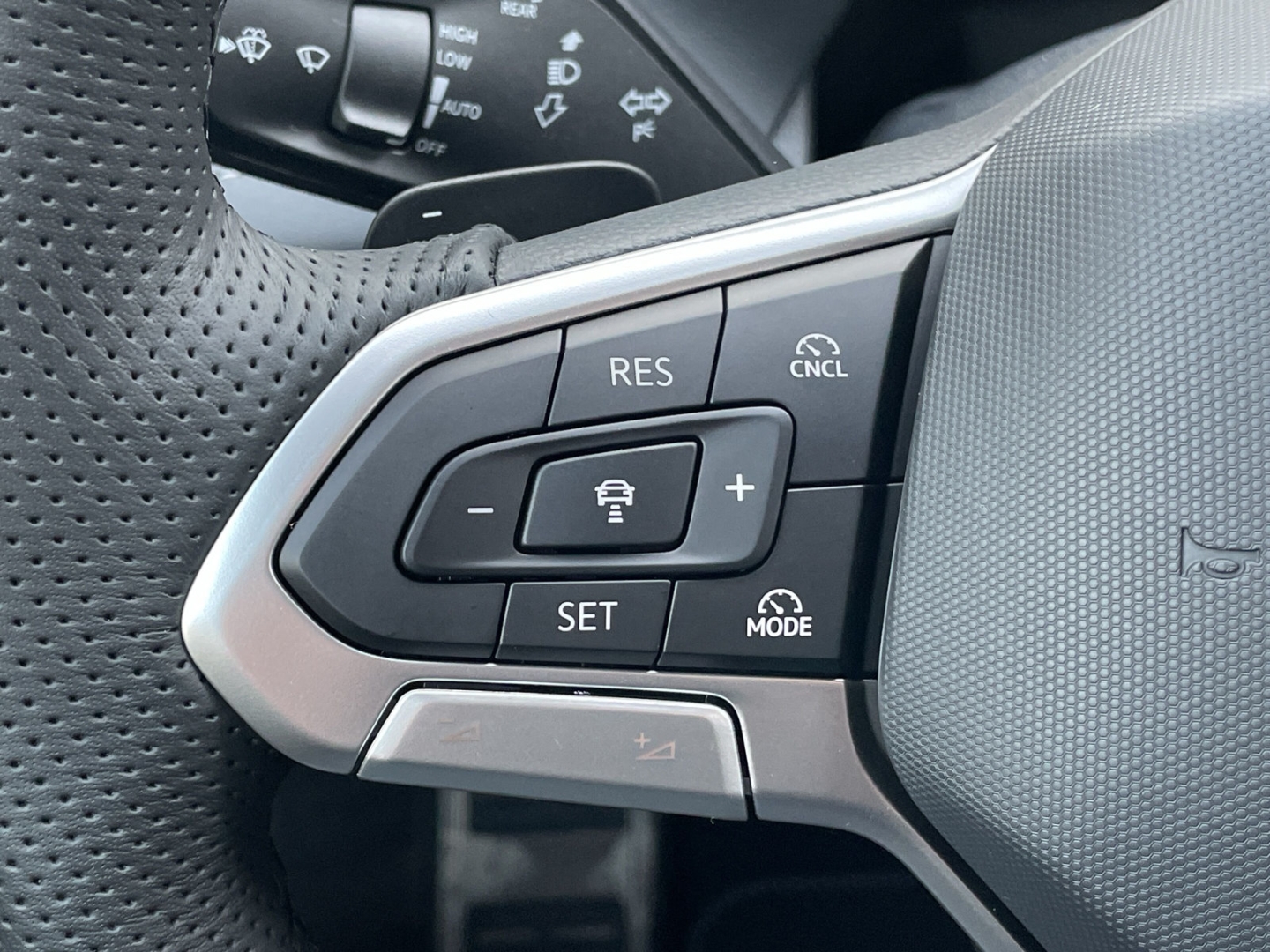 Tiguan 2.0 TDI R-Line Black Style AHK/360°Kamera/IQ.LIGHT/Navi/App-Connect