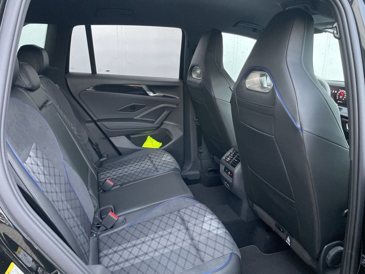 Tiguan 2.0 TDI R-Line Black Style AHK/360°Kamera/IQ.LIGHT/Navi/App-Connect