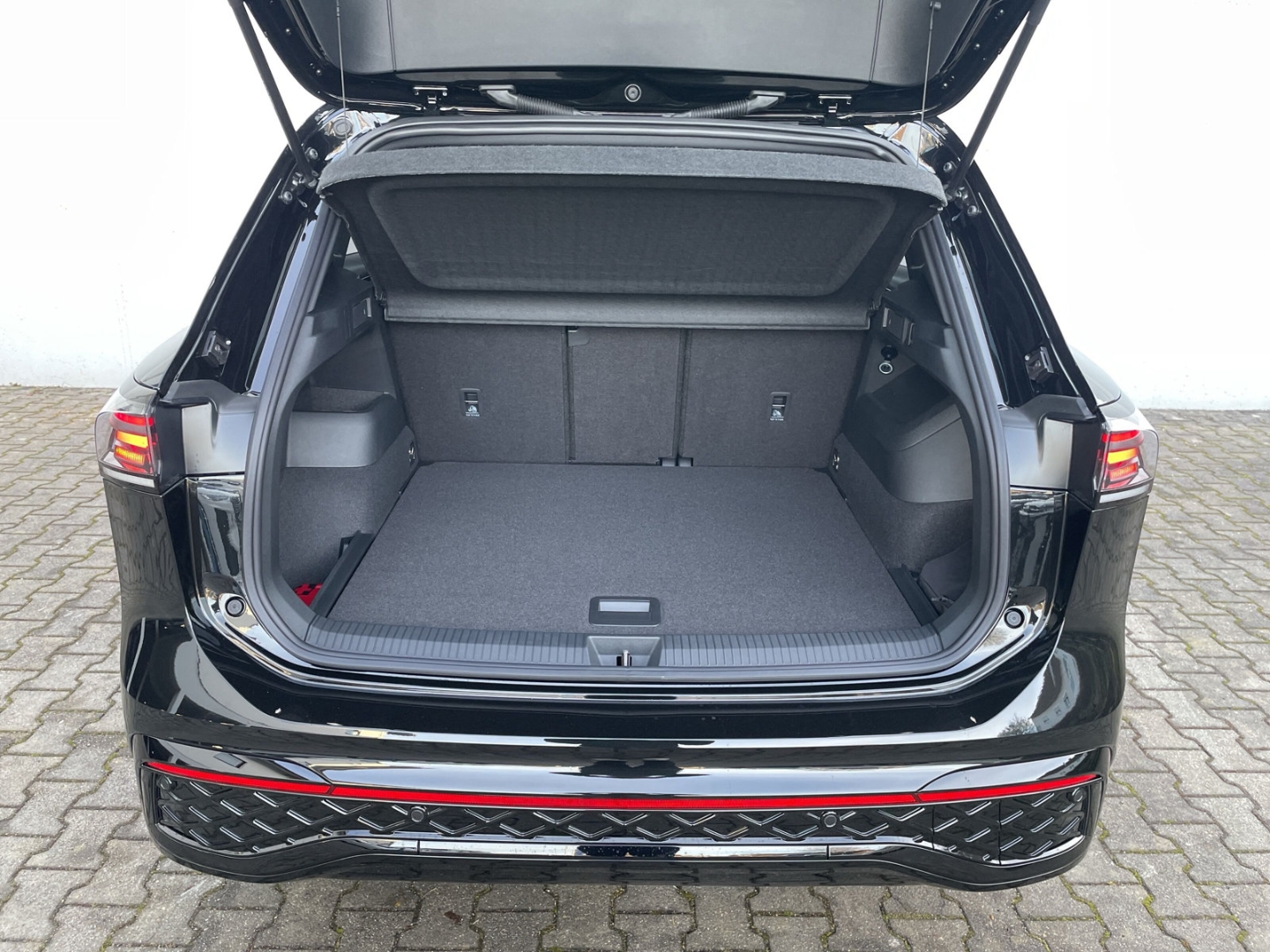 Tiguan 2.0 TDI R-Line Black Style AHK/360°Kamera/IQ.LIGHT/Navi/App-Connect