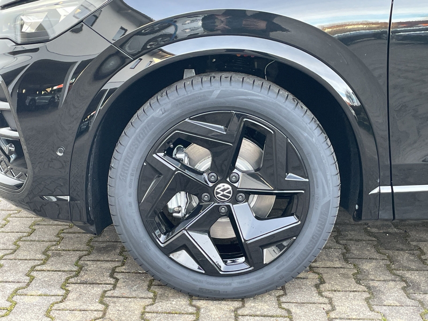 Tiguan 2.0 TDI R-Line Black Style AHK/360°Kamera/IQ.LIGHT/Navi/App-Connect