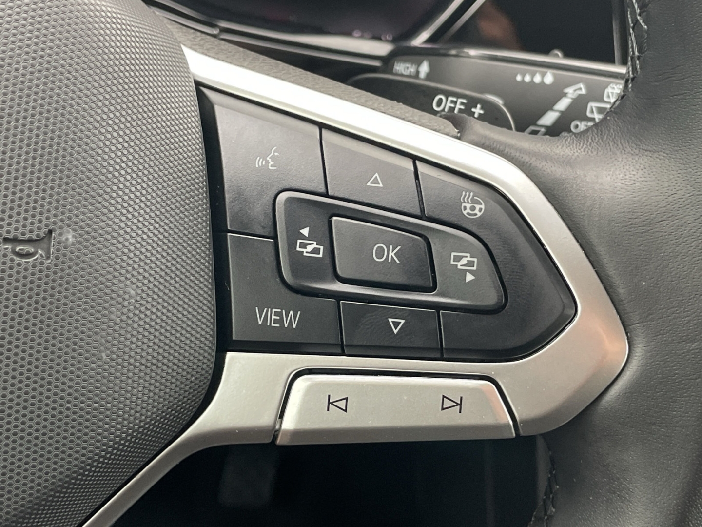 Touran 1.5 TSI DSG Highline AHK/Kamera/LED/Navi/App-Connect/ACC/Travel/Spurwechsel/el.Heckklappe