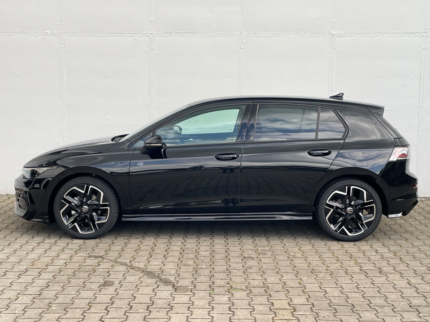 Golf VIII 1.5 eTSI DSG R-Line HUD/AHK/Kamera/ACC