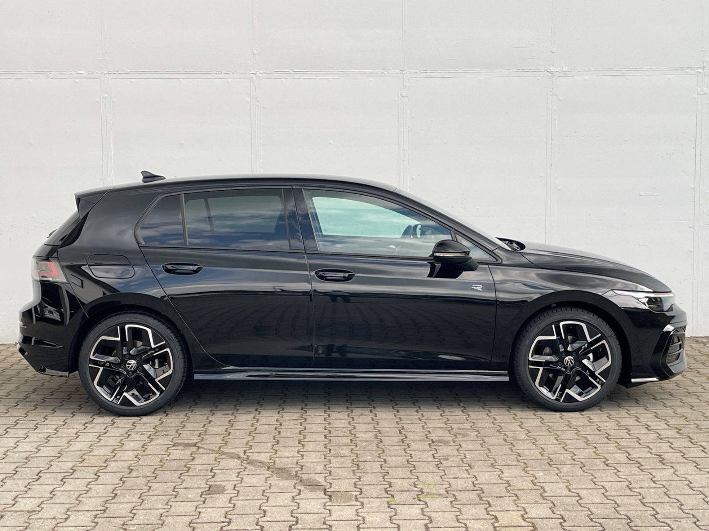 Golf VIII 1.5 eTSI DSG R-Line HUD/AHK/Kamera/ACC