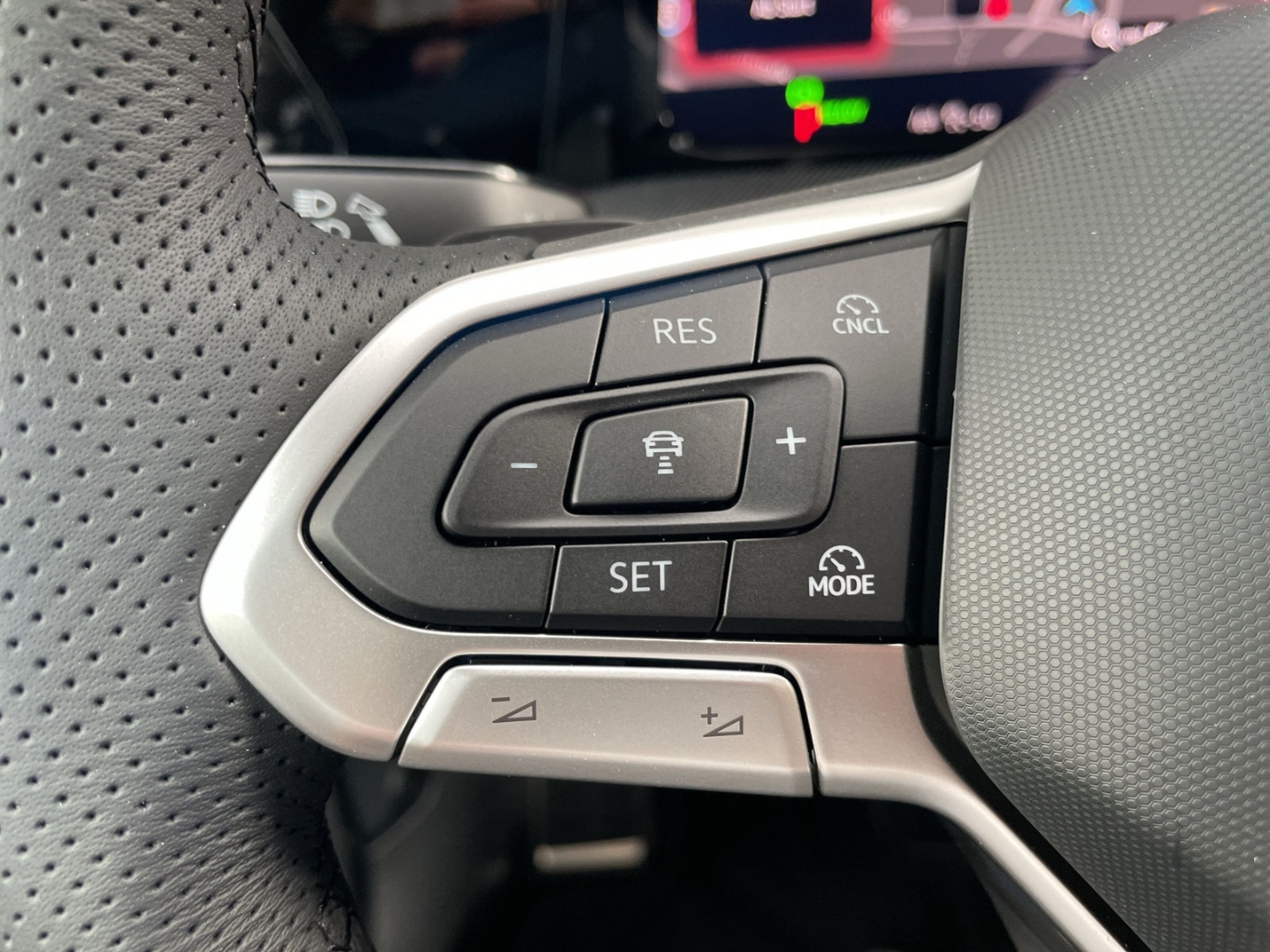 Golf VIII 1.5 eTSI DSG R-Line HUD/AHK/Kamera/ACC